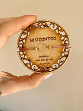 Cargar imagen en el visor de la galería, Unidad Detalle de boda en madera Mi sí contigo y Pulser Omamori Joyas