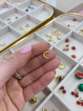 Cargar imagen en el visor de la galería, Variedad de Charms Omamori Joyas