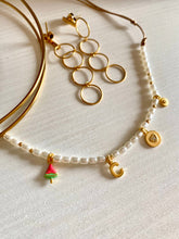 Cargar imagen en el visor de la galería, Collar perlas y Charms Omamori Joyas