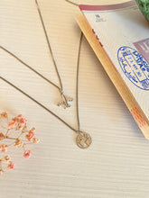Laden Sie das Bild in den Galerie-Viewer, Colgante Avión Vuelta al mundo Omamori Joyas