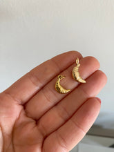Cargar imagen en el visor de la galería, Charm Croissant Omamori Joyas