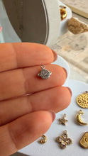 Cargar imagen en el visor de la galería, Charm planeta MOON Omamori Joyas