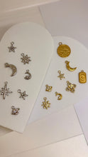 Cargar imagen en el visor de la galería, Charm Luna y Estrella con Circonita MOON Omamori Joyas