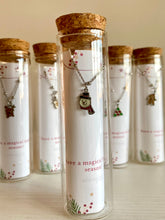 Cargar imagen en el visor de la galería, Pulseras navideñas en tubitos de cristal