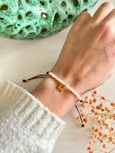 Load image into Gallery viewer, Pulsera Perlas Letra ajustable