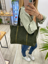 Cargar imagen en el visor de la galería, Bolso Tote tachuelas