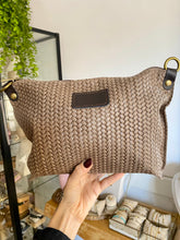 Laden Sie das Bild in den Galerie-Viewer, Bolso Medium Trenzado Omamori Joyas