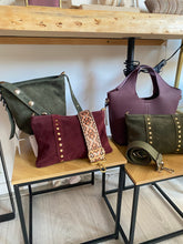 Cargar imagen en el visor de la galería, Bolso Tachuelas Medium Omamori Joyas