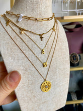 Laden Sie das Bild in den Galerie-Viewer, Colgante Inicial AC Omamori Joyas