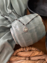 Cargar imagen en el visor de la galería, Colgante Mikadzuki Omamori Joyas