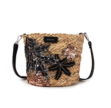 Cargar imagen en el visor de la galería, Bolso mimbre bandolera detalles florales Omamori Joyas