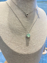 Cargar imagen en el visor de la galería, Colgante Mikadzuki Omamori Joyas