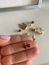 Laden Sie das Bild in den Galerie-Viewer, Charm Cerezas 🍒 Omamori Joyas