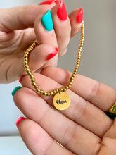 Load image into Gallery viewer, Pulsera bolitas medalla grabada
