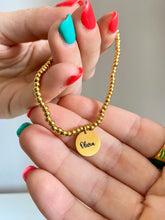 Cargar imagen en el visor de la galería, Pulsera bolitas medalla grabada Omamori Joyas