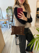 Cargar imagen en el visor de la galería, Bolso Tachuelas Medium Omamori Joyas