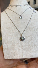 Cargar imagen en el visor de la galería, Colgante Flor calcedonia verde agua Omamori Joyas