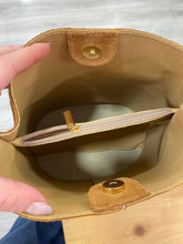 Cargar imagen en el visor de la galería, Bolso Bombonera Julia Omamori Joyas