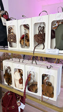 Cargar imagen en el visor de la galería, Llaveros Charms bag para bolso Omamori Joyas