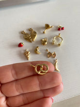 Cargar imagen en el visor de la galería, Charm Bretzel Omamori Joyas