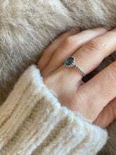 Laden Sie das Bild in den Galerie-Viewer, Anillo London Blue Omamori Joyas