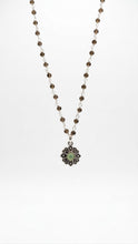 Load image into Gallery viewer, Colgante Flor calcedonia verde agua Omamori Joyas