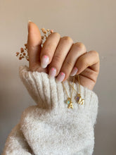Cargar imagen en el visor de la galería, Colgante Mia Letra y piedra SMALL Omamori Joyas