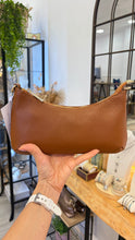 Cargar imagen en el visor de la galería, Bolso Medialuna Piel Omamori Joyas