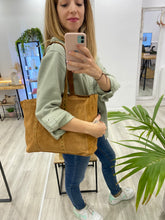 Cargar imagen en el visor de la galería, Bolso Tote tachuelas