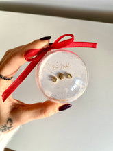 Cargar imagen en el visor de la galería, Bola de Navidad con Mini pendientes