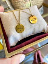 Laden Sie das Bild in den Galerie-Viewer, Colgante con la grabación de tu peque Omamori Joyas
