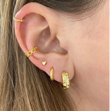 Cargar imagen en el visor de la galería, Ear Cuff Corazones( una unidad) Omamori Joyas