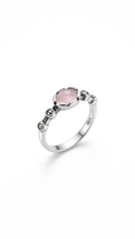 Cargar imagen en el visor de la galería, anillo cuarzo rosa vintage con marquesitas