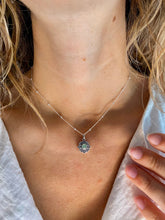 Cargar imagen en el visor de la galería, Colgante Flor calcedonia verde agua Omamori Joyas