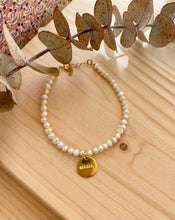 Cargar imagen en el visor de la galería, Pulsera Perlas Mama Omamori Joyas
