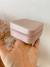 Cargar imagen en el visor de la galería, Joyero Omamori de viaje