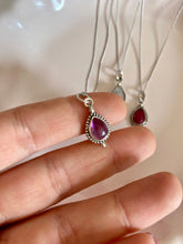 Cargar imagen en el visor de la galería, Colgante Lágrima ( elige tu piedra) Omamori Joyas