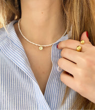 Laden Sie das Bild in den Galerie-Viewer, Collar Perlas + Inicial Omamori Joyas
