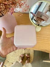 Cargar imagen en el visor de la galería, Joyero Omamori de viaje