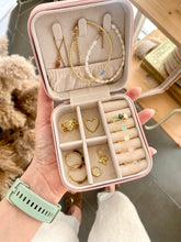 Cargar imagen en el visor de la galería, Joyero Omamori de viaje