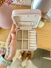 Cargar imagen en el visor de la galería, Joyero Omamori de viaje