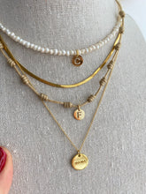 Laden Sie das Bild in den Galerie-Viewer, Collar Perlas + Inicial Omamori Joyas