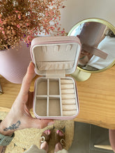 Cargar imagen en el visor de la galería, Joyero Omamori de viaje