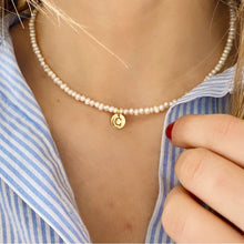 Laden Sie das Bild in den Galerie-Viewer, Collar Perlas + Inicial Omamori Joyas