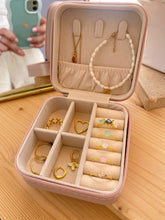 Cargar imagen en el visor de la galería, Joyero Omamori de viaje