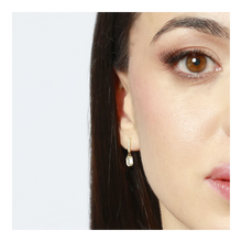 Cargar imagen en el visor de la galería, Pendientes Lily Omamori Joyas