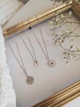 Load image into Gallery viewer, Colgante con inicial Omamori Joyas