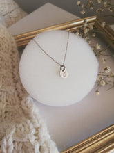 Load image into Gallery viewer, Colgante con inicial Omamori Joyas
