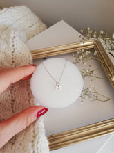 Load image into Gallery viewer, Colgante con inicial Omamori Joyas