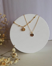 Charger l'image dans la galerie, Colgante con Inicial baño de oro